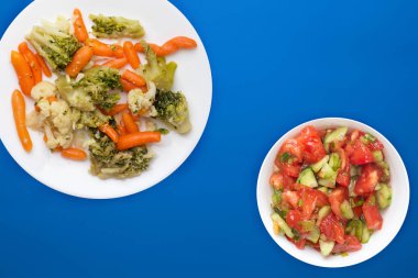  Beyaz tabakta Provencal sebzeler. Kızarmış sebze.