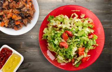  ahşap arka plan üzerinde bir tabakta lahana domates salatası