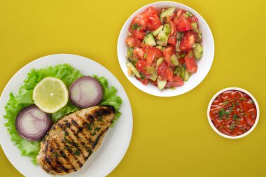  Sebzeli ızgara tavuk, limon, salata, soğan renginde.