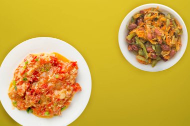  Renkli sırtında beyaz bir tabakta soğanlı haşlanmış domates.