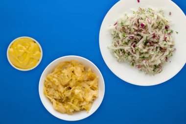 Renkli bir arka planda daikon salatası, soğan ve dereotu. Salata.