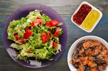  ahşap arka plan üzerinde bir tabakta lahana domates salatası