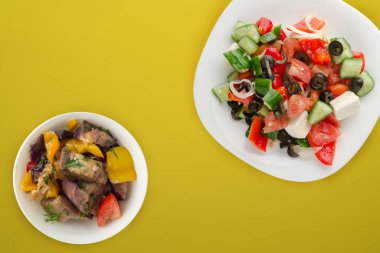  Renkli arka planda Yunan salatası. Beyaz pla üzerinde Yunan salatası