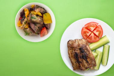 Kızarmış domuz pirzolası, salatalık ve domates.