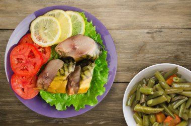 bir plaka üzerinde füme uskumru 