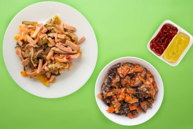  Berlin salatası beyaz bir tabakta, krlorlu bir arka planda. Salata. 