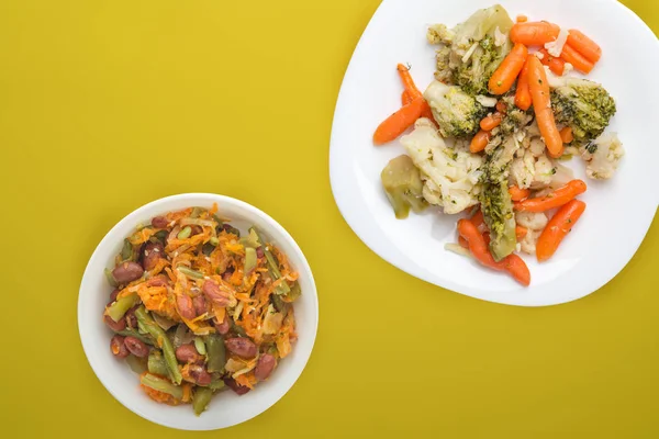 Provenzalisches Gemüse auf einem weißen Teller. gebratenes Gemüse auf einem Pl — Stockfoto