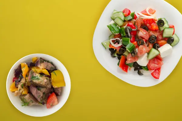 Salada grega sobre um fundo colorido. Salada grega em um pla branco — Fotografia de Stock