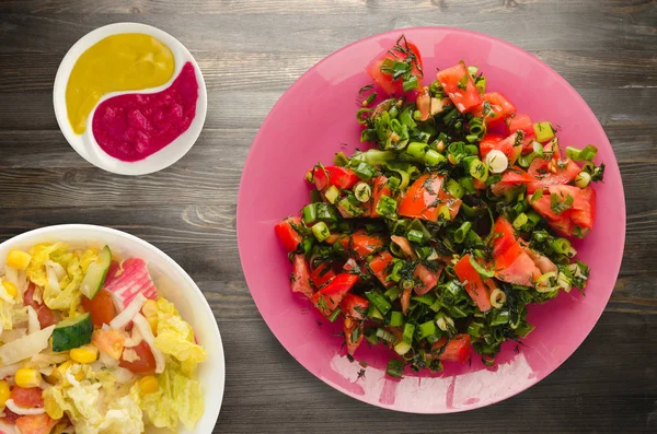 Domatesler, soğan, bir tabakta rezene. 