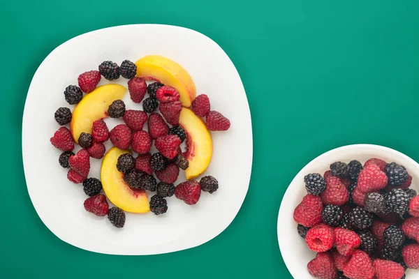 Alimentos dietéticos e saudáveis. amora-preta, framboesa, nectarina em um wh — Fotografia de Stock