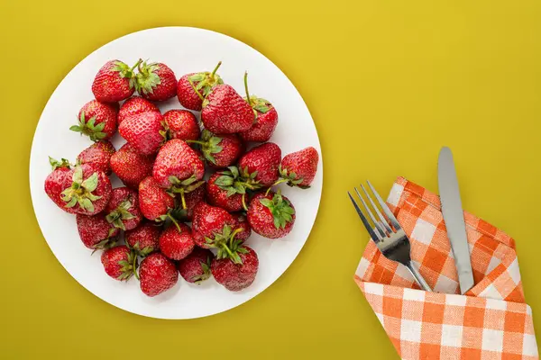 Strawberries on a white plate top view. Strawberries on the back — Stock Photo, Image