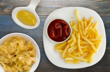 ahşap bir zemin üzerine ketçap ile kızarmış patates. patates kızartması o