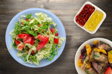  ahşap arka plan üzerinde bir tabakta lahana domates salatası