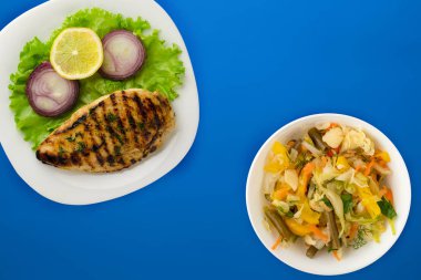  Sebzeli ızgara tavuk, limon, salata, soğan renginde.