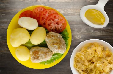 Patates ve haşlanmış domates ile Beşamel sos.  