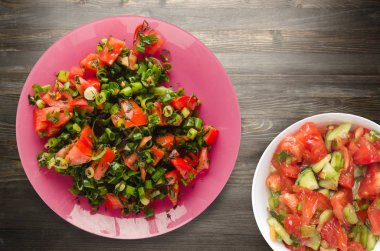 Domatesler, soğan, bir tabakta rezene. 