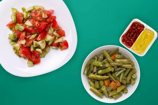 Vegetarische salade met komkommers, tomaten en groene uien. Veg — Stockfoto