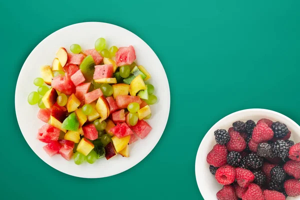Hälsosam mat. färsk fruktsallad på en vit tallrik. veganska livsmedel o — Stockfoto
