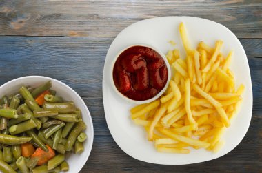 ahşap bir zemin üzerine ketçap ile kızarmış patates. patates kızartması o