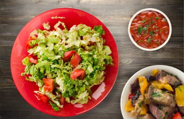  ahşap arka plan üzerinde bir tabakta lahana domates salatası