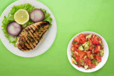  Sebzeli ızgara tavuk, limon, salata, soğan renginde.