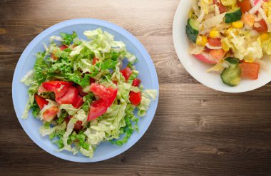  ahşap arka plan üzerinde bir tabakta lahana domates salatası