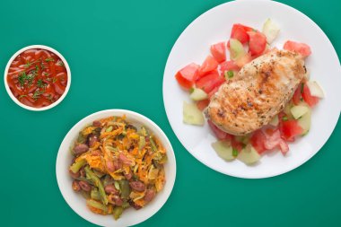 Domates salatası, salatalık ve soğanlı ızgara tavuk göğsü.. 