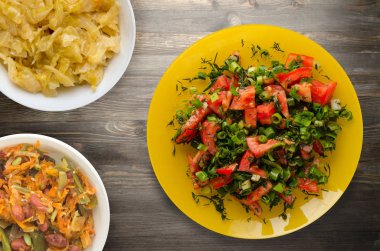 Domatesler, soğan, bir tabakta rezene. 