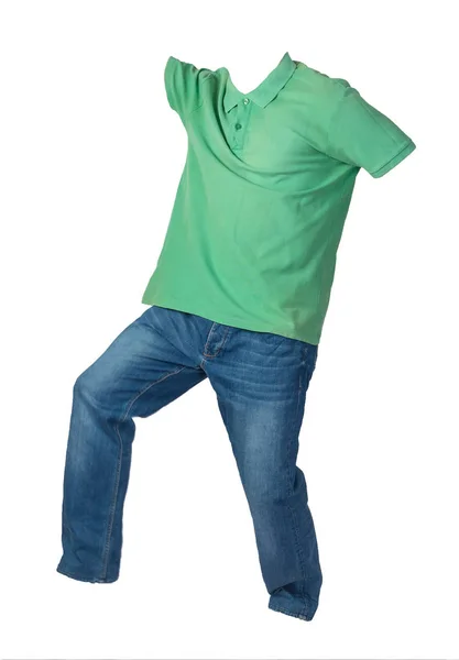 T-shirt masculina e jeans isolados em fundo branco. coágulo casual — Fotografia de Stock