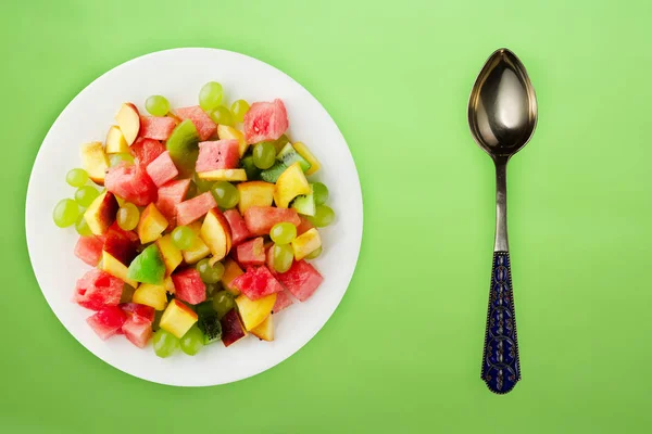 Hälsosam mat. färsk fruktsallad på en vit tallrik. veganska livsmedel o — Stockfoto