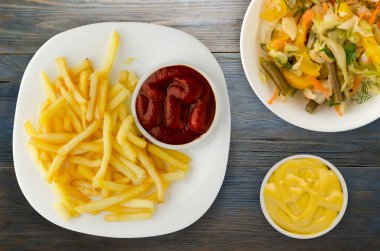 ahşap bir zemin üzerine ketçap ile kızarmış patates. patates kızartması o