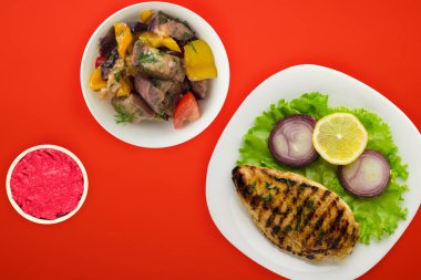  Sebzeli ızgara tavuk, limon, salata, soğan renginde.