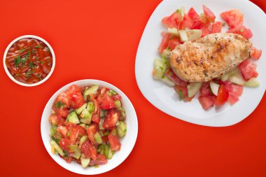 Domates salatası, salatalık ve soğanlı ızgara tavuk göğsü.. 