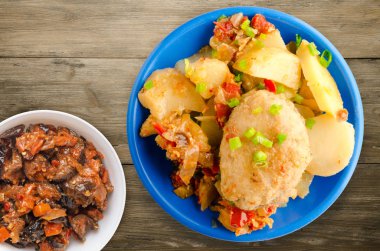 Patates ve haşlanmış domates ile Beşamel sos.  