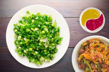   soğan bir plaka üzerinde 