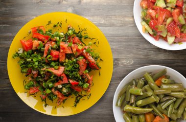 Domatesler, soğan, bir tabakta rezene. 