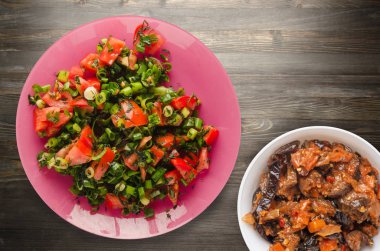 Domatesler, soğan, bir tabakta rezene. 