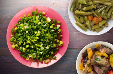   soğan bir plaka üzerinde 