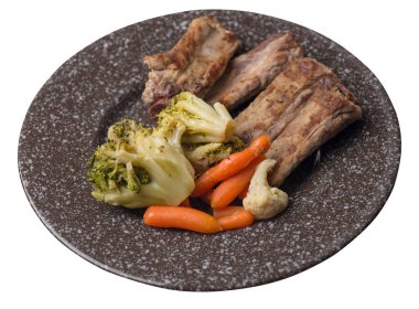 brokoli lahana, havuç ve sarımsak ile ızgara domuz kaburga