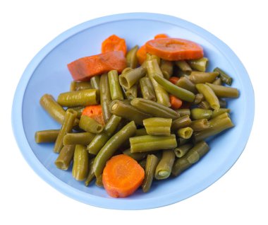 beyaz izole bir tabak üzerinde sarımsak ve havuç ile yeşil fasulye