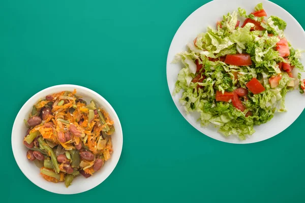 Comida vegetariana. tomates, cebollas, eneldo en un plato blanco en una co —  Fotos de Stock