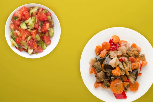 Овочева рагу на білій тарілці. тушковані овочі на кольоровому — стокове фото