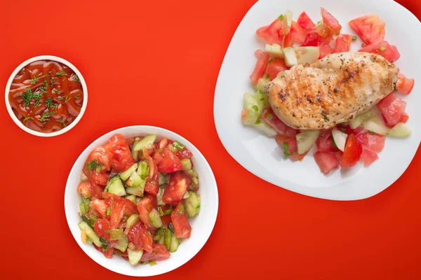 Domates salatası, salatalık ve soğanlı ızgara tavuk göğsü.. 