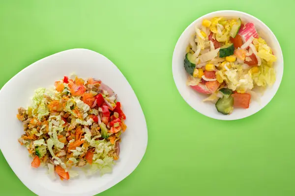 Salada com estômagos de frango com verduras — Fotografia de Stock