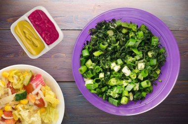  soğan ve dereotu ahşap arka plan üzerinde bir plaka üzerinde