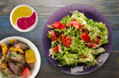  ahşap arka plan üzerinde bir tabakta lahana domates salatası