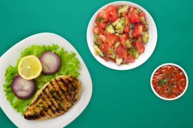  Sebzeli ızgara tavuk, limon, salata, soğan renginde.