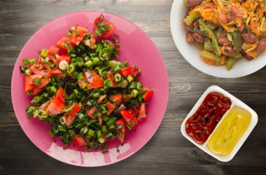 Domatesler, soğan, bir tabakta rezene. 