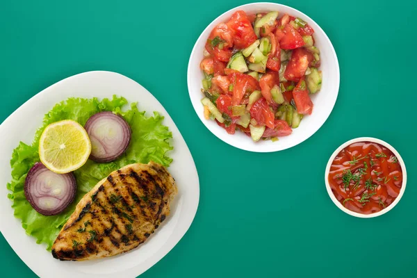  Sebzeli ızgara tavuk, limon, salata, soğan renginde.