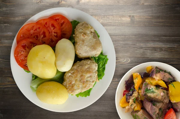 Beyaz tabakta patates pirzolası. Patatesli pirzola.